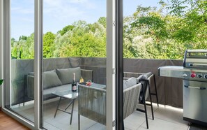 Outdoor dining - LiT LiVING: Luxus | Box SprIng | Parking | Balcony (Wörth am Rhein)
