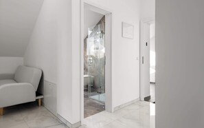 Shower, hair dryer, towels - LiT LiVING: Luxus | Box SprIng | Parking | Balkon (Wörth am Rhein)