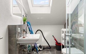 Dusj, hårføner og håndklær