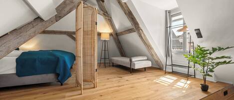 4 bedrooms, desk, iron/ironing board, WiFi