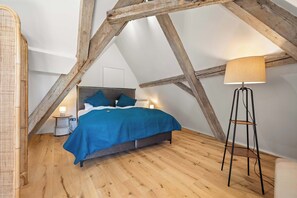 4 bedrooms, desk, iron/ironing board, WiFi