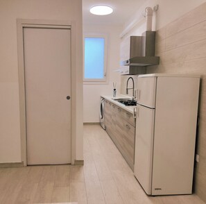 Kühlschrank, Mikrowelle, Herdplatte, Wasserkocher