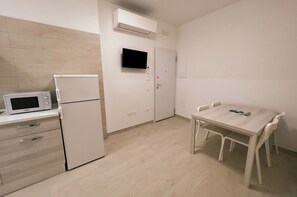 Kylskåp, mikrovågsugn, spishäll och vattenkokare
