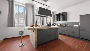 Fridge, oven, stovetop, dishwasher