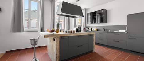 Fridge, oven, stovetop, dishwasher