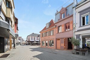 Exterior - LiT LiVING: Luxus – Box SprIng – Terrasse – Parkplatz (Grünstadt)