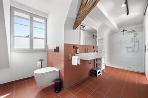 Shower, hair dryer, towels, shampoo - LiT LiVING: Luxus – Box SprIng – Terrasse – Parkplatz (Grünstadt)