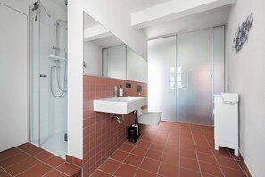 Douche, séchoir à cheveux, serviettes fournies, shampooing