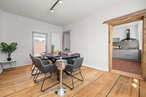 Dining - LiT LiVing: Luxus – Box SprIng – Balkon – Parkplatz (Grünstadt)