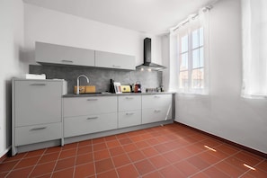 Réfrigérateur, un four, surface de cuisson, lave-vaisselle