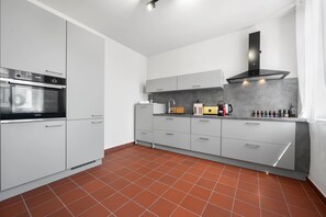 Fridge, oven, stovetop, dishwasher