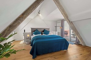 2 bedrooms, desk, iron/ironing board, WiFi