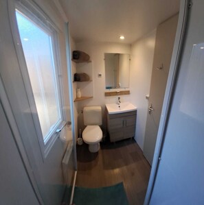 Douche, sĂšche-cheveux, serviettes fournies, papier toilette