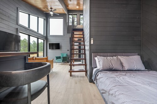 Modern Black Hills Cabin · Hot Tub · Near Deadwood