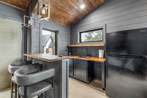 Geladeira, cooktop, lava-louças, cafeteira/chaleira