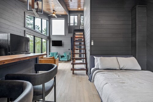 Unique and Open Living New Cabin 2 Miles to Deadwood! 1/4 Mile Off Hwy!