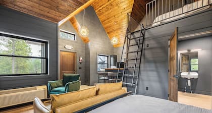 Unique and Cozy New Cabin 2 Miles to Deadwood, 1/4 Mile off Hwy!