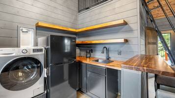 Frigorífic, placa de cuina, rentaplats i cafetera i tetera