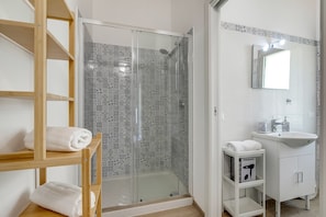 Estúdio família, vista para a montanha, ao lado da montanha (Bucaneve Apartment) | Banheiro | Chuveiro, secador de cabelo, bidê, toalhas de banho