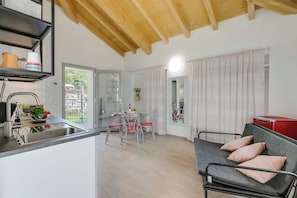 Monolocale familiare, vista montagna, lato montagna (Bucaneve Apartment) | Soggiorno | TV a schermo piatto 21 pollici con canali via cavo