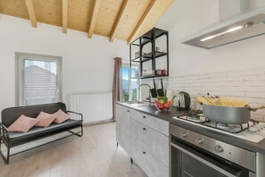 Studio Familial, vue montagne, côté montagne (Bucaneve Apartment) | Cuisine privée | Réfrigérateur, four, plaque de cuisson, bouilloire électrique