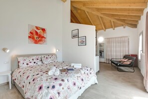 Free WiFi, bed sheets - Bucaneve Apartment (Casalzuigno)