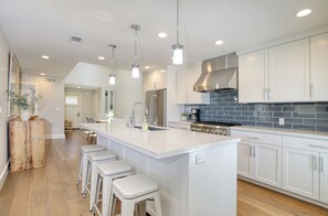 冷蔵庫、電子レンジ、オーブン、コンロ