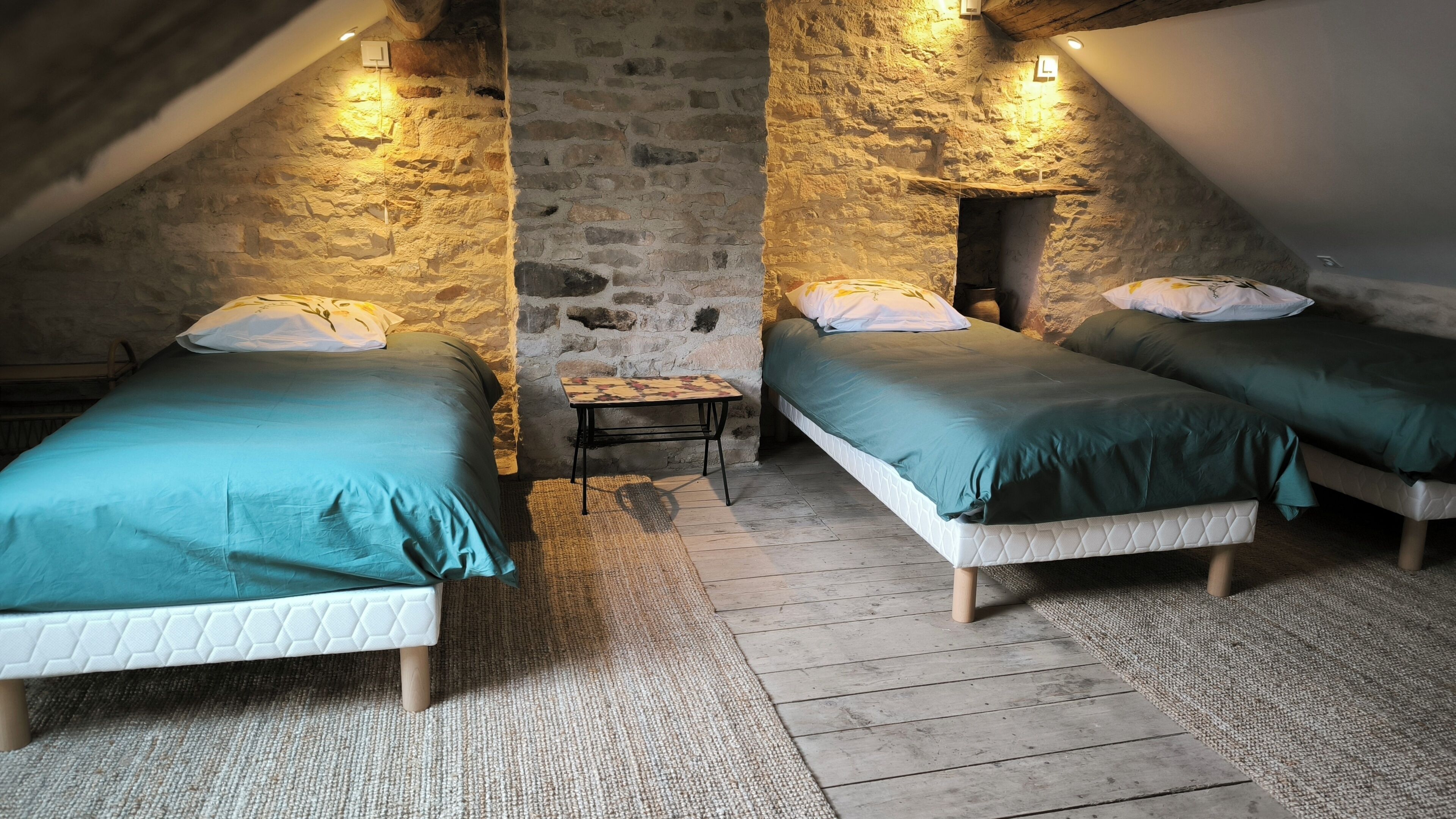 3 habitaciones, tabla de planchar con plancha y ropa de cama 
