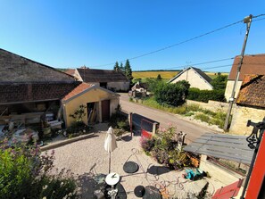 Property grounds - House in the Burgundy and Champagne National Forest Park. (Lucey)