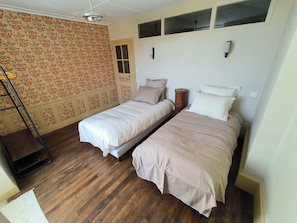 Iron/ironing board, bed sheets