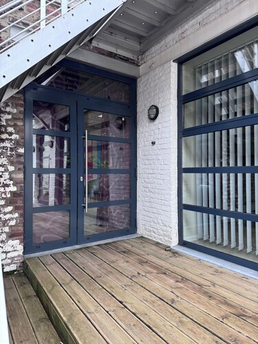 Spacious loft, private parking, courtyard and terrace. Pets welcome!