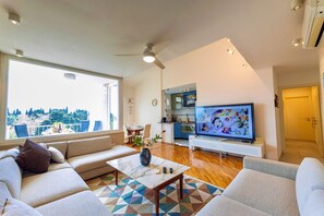 Smart TV, chimenea, libros y videoteca 