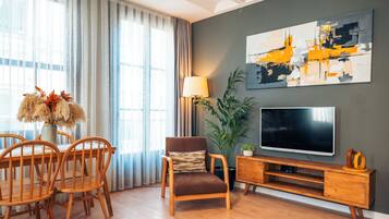 Studio Suite dành cho gia đình, quang cảnh thành phố | Khu phòng khách | TV màn hình phẳng 127-cm có truyền hình vệ tinh