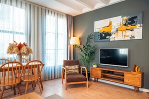 Studiosvit för familj - utsikt mot staden | Vardagsrum | 127-centimeters platt-tv med satellitkanaler