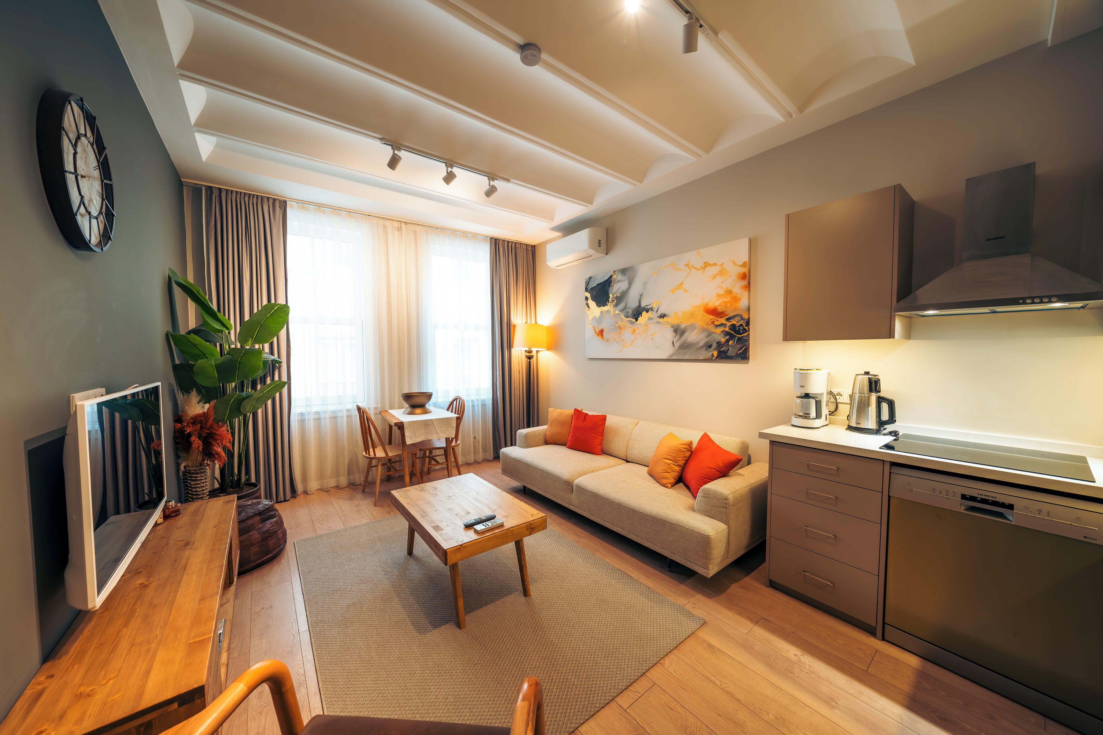 Deluxe Studio | Desk, free WiFi