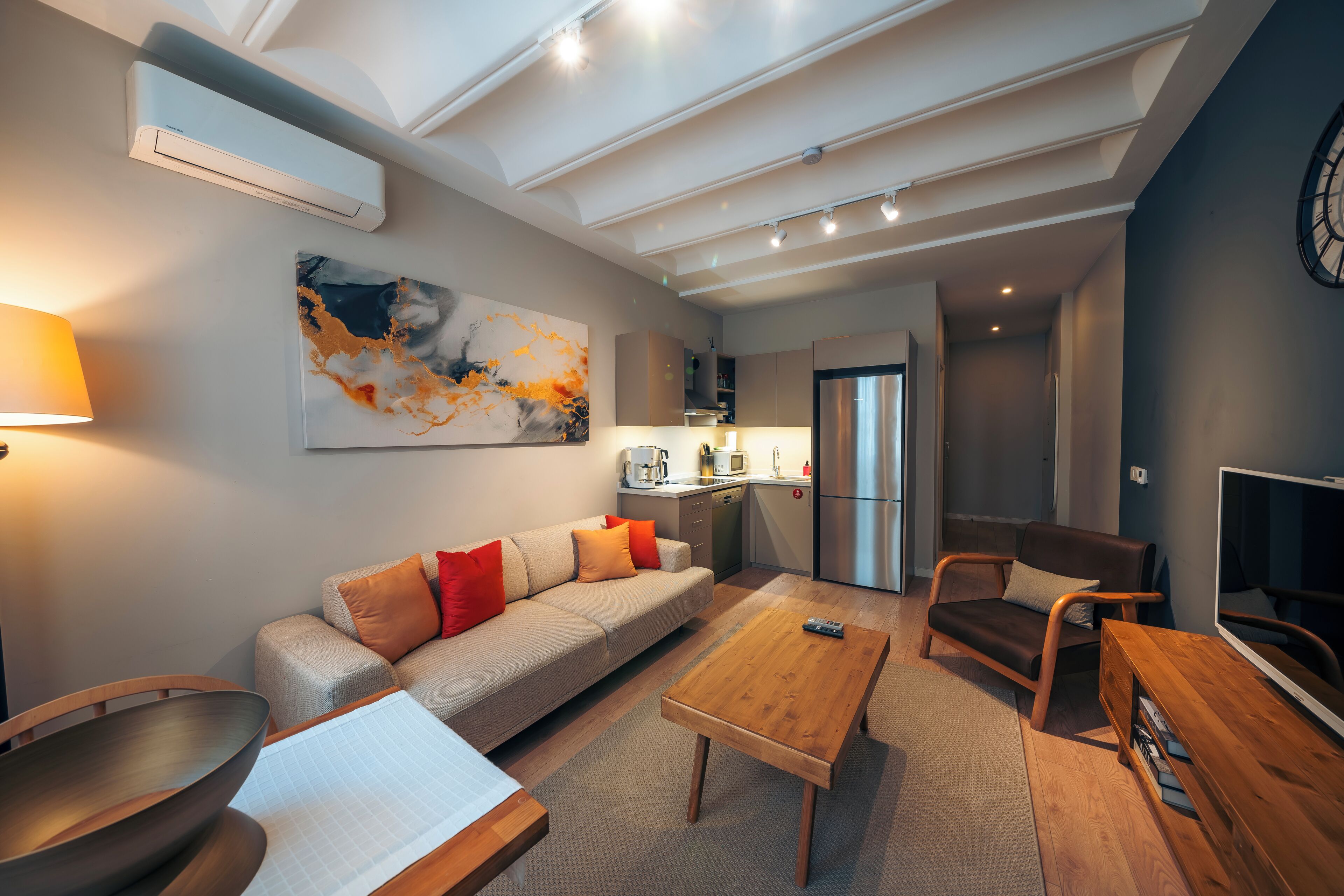 Studio – deluxe | Oppholdsområde | En 127-centimeters Flatskjerm-TV med Parabol-TV