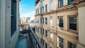 A narrow alleyway between buildings with balconies and large windows. - Galata Guest Teori (Istanbul)