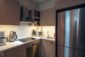 Réfrigérateur, micro-ondes, four, plaque de cuisson