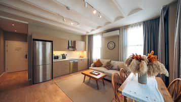 Familie studio suite, uitzicht op de stad | Woonruimte | Flatscreentelevisie