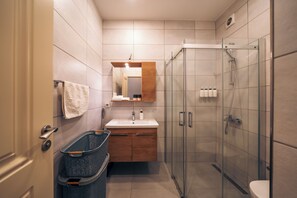 Studio Deluxe | Salle de bain | Douche, sèche-cheveux, peignoirs, chaussons