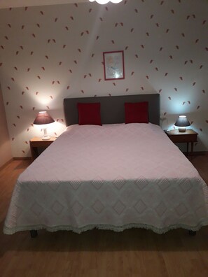 Tabla de planchar con plancha, wifi y ropa de cama