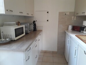 Mikrowelle, Ofen, Herdplatte, Geschirrspüler