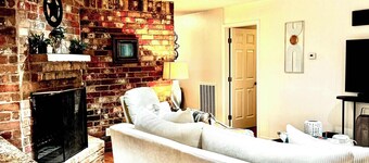 Stylish 4BR Retreat in Cypress - King Bed -Fireplace -Outdoor Patio - TVs in 4 R