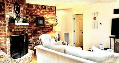 Stylish 4BR Retreat in Cypress - King Bed -Fireplace -Outdoor Patio - TVs in 4 R