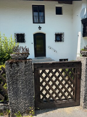 Exterior detail - Holiday Apartment 'Unten' with Mountain View, Private Terrace and Wi-Fi (Bayerisch Gmain)