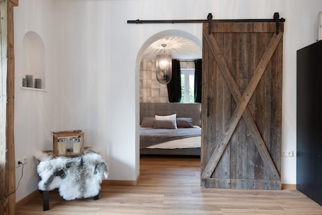2 bedrooms, WiFi, bed sheets. Holiday Apartment 'Unten' with Mountain View, Private Terrace and Wi-Fi