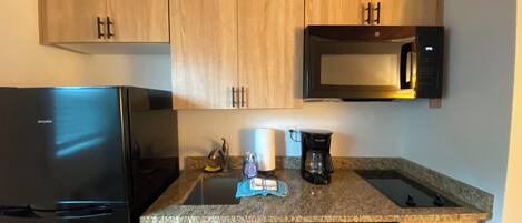 Micro-ondes, plaque de cuisson, lave-vaisselle