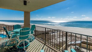 Ein Balkon mit Blick auf den Strand und das Meer.
