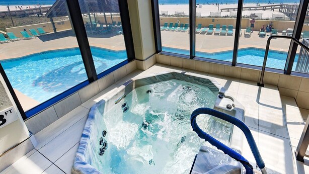 Ein Whirlpool mit Blick auf Strand und Poolbereich.