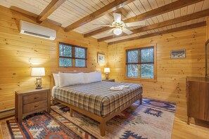 4 quartos, escrivaninha, ferros/tábuas de passar roupa, berço de viagem